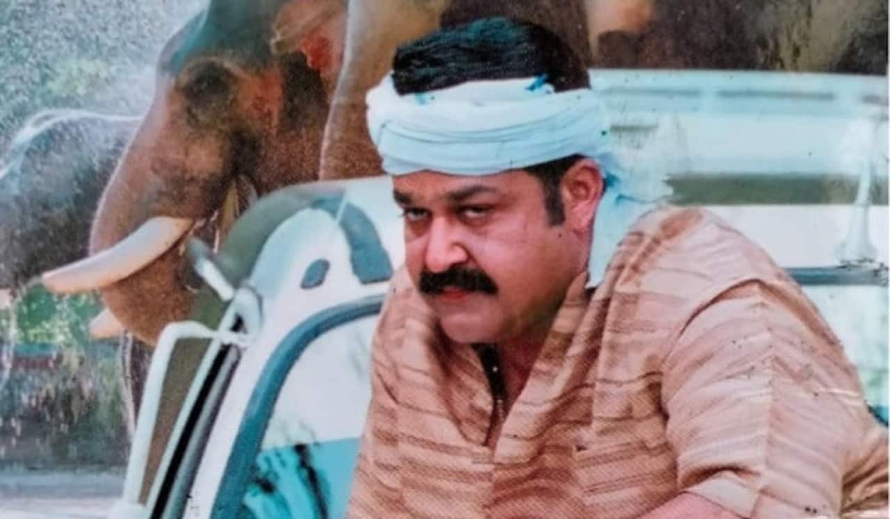 யானை தந்தங்களை வனத்துறையினரிடம் ஒப்படைத்த மோகன்லால்