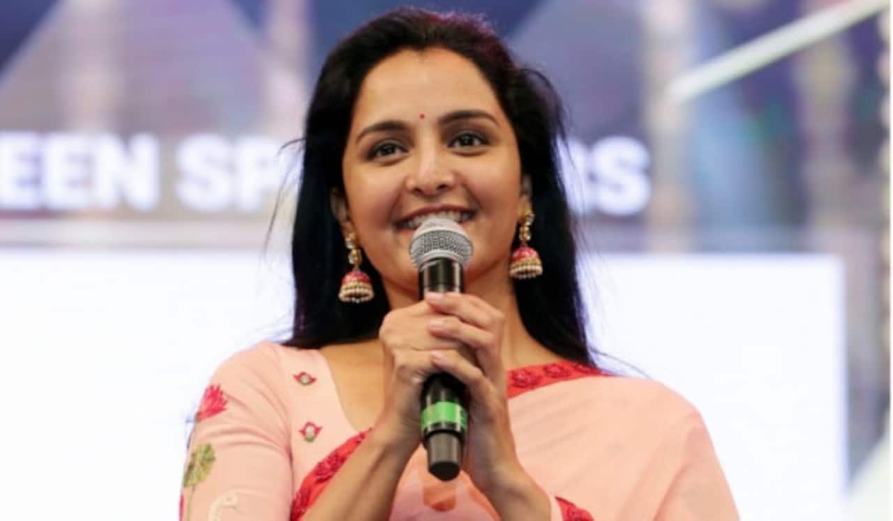 இறுதிச்சடங்குகளில் அநாகரிகம் ; கல்லூரி விழாவில் மஞ்சு வாரியர் காட்டம்