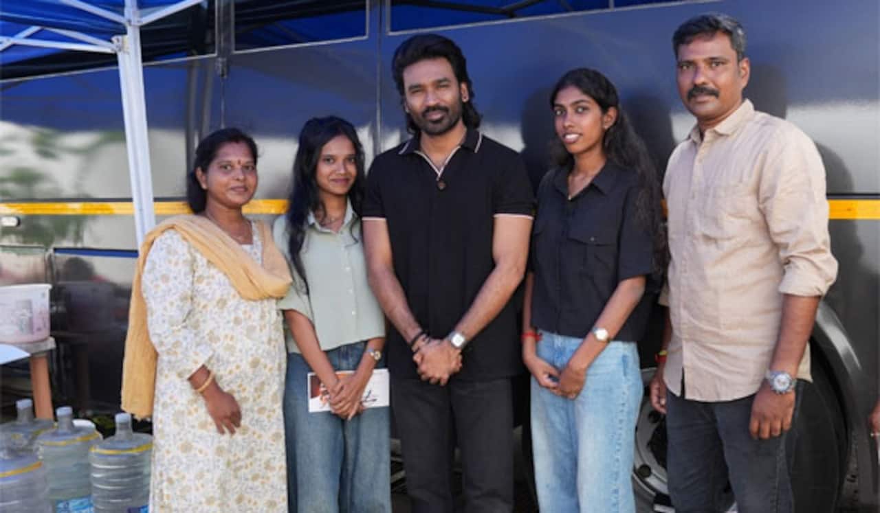 ரசிகர் மன்ற நிர்வாகிகள் மகள்களின் கல்வி செலவை ஏற்ற தனுஷ்