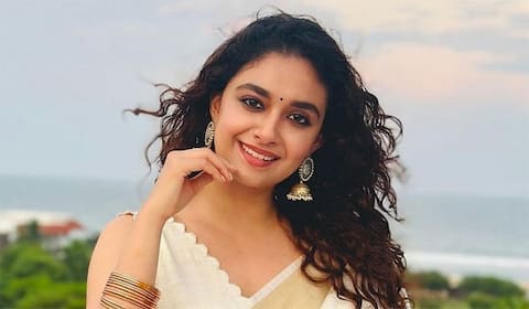 ஒரே நாளில் 20 மணி நேரம் உழைக்கும் கீர்த்தி சுரேஷ்!