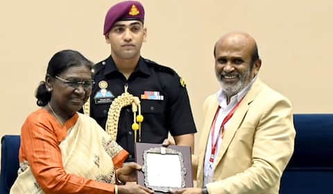 ஜனாதிபதியிடம் புரஸ்கார் விருது பெற்ற சந்திரசேகர்