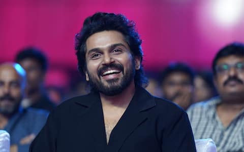எஸ்.ஜே.சூர்யா கேமராவில் 100%, டப்பிங்கில் 500% நடிப்பார்: கார்த்தி