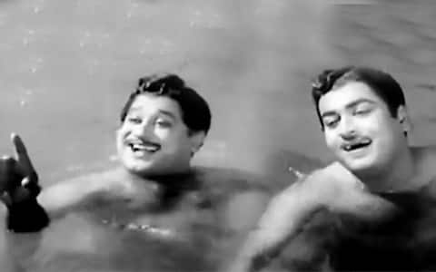பிளாஷ்பேக் : நீச்சல் குளத்தில் படமான பாடல் காட்சி