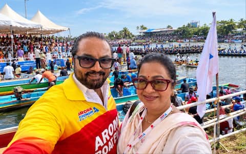 கேரளாவில் படகு போட்டியை கண்டுகளித்த சரத்குமார் - ராதிகா
