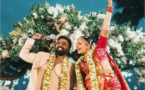 அஹானா கிருஷ்ணா திருமணம்: ஒளிப்பதிவாளர் நிவீஷ் ரவியை மணந்தார்