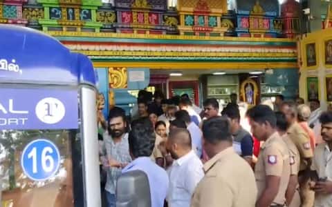 பழனி முருகன் கோயிலில் குடும்பத்துடன் தனுஷ் சாமி தரிசனம்