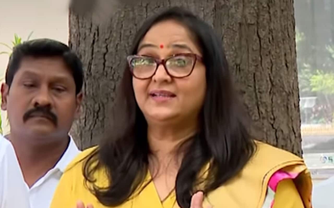 அம்பிகா மீது செக் மோசடி புகார் : ராதாவிடம் 3 மணி நேரம் போலீஸ் விசாரணை