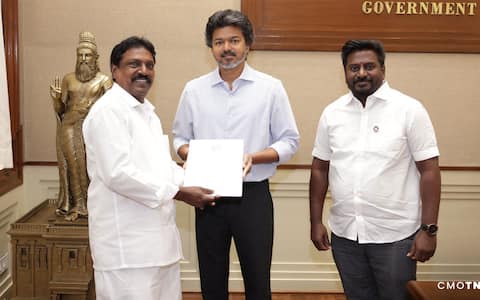 முதல்வர் விஜயிடம் வாழ்த்து பெற்ற புஷ்பவனம் குப்புசாமி