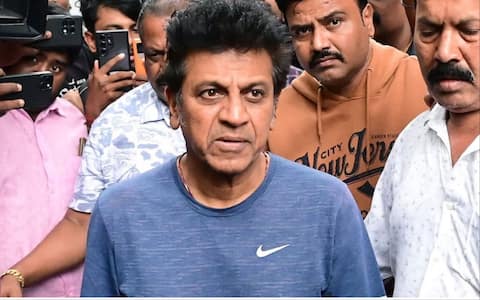 விளம்பர நிகழ்ச்சியில் பட்டாசு வெடித்ததில் காயமின்றி தப்பினார் சிவராஜ்குமார்