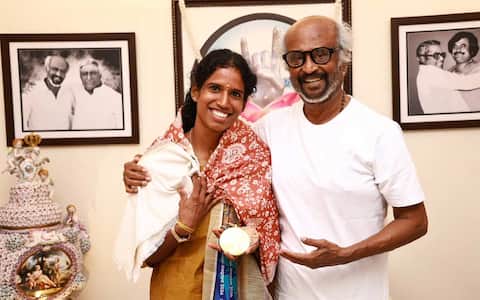 தடகள வீராங்கனை வித்யா ராமராஜை பாராட்டி கவுரவித்த ரஜினிகாந்த்