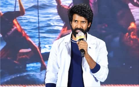 மேடையில் சூரியைக் கிண்டலடிக்க நினைத்துப் பல்பு வாங்கிய தொகுப்பாளர்கள்