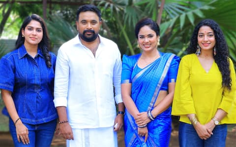 சசிகுமார் படத்தில் 3 ஹீரோயின்கள்