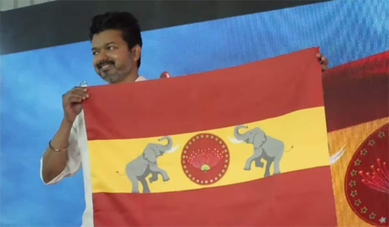 இரண்டு போர் யானைகள்.. நடுவில் வாகை மலர்..: த.வெ.க கொடியை அறிமுகம் செய்துவைத்தார் விஜய்