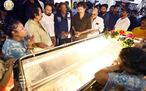 தேவா உடலுக்கு முதல்வர் விஜய் அஞ்சலி : கலங்கிய மகனை ஆரத்தழுவி ஆறுதல்