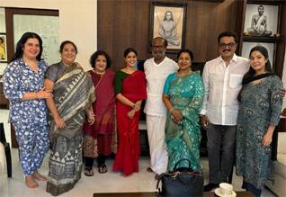 நேரில் சென்று ரஜினிக்கு திருமண அழைப்பிதழ் கொடுத்த வரலட்சுமி
