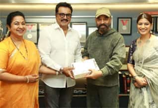 ரஜினியை தொடர்ந்து கமலுக்கும் நேரில் திருமண அழைப்பு விடுத்த வரலட்சுமி