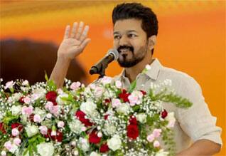 10 - 12-ம் வகுப்பு மாணவர்களுக்கு பரிசளிப்பு விழா : நடிகர் விஜய் அறிவிப்பு