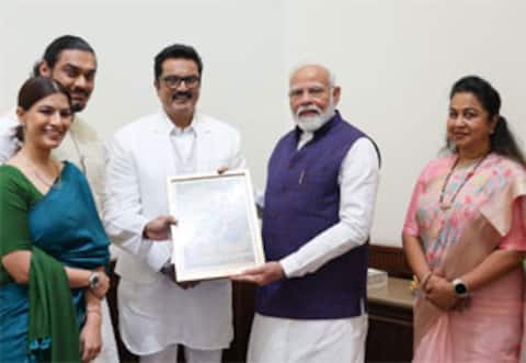 வரலட்சுமி திருமணம் : பிரதமர் மோடிக்கு அழைப்பிதழ் தந்த சரத்குமார்