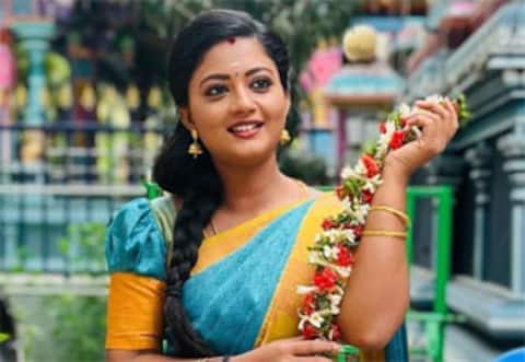 விருது மேடையில் அப்பாவை நினைத்து நெகிழ்ந்த கோமதி பிரியா