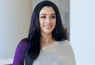 வளர்ப்பு மகள் மீது 50 கோடி நஷ்ட ஈடு கேட்டு வழக்கு தொடர்ந்த நடிகை