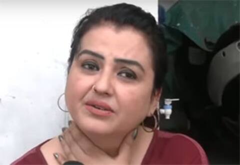 என் ஹார்ட் டிஸ்கை தாங்க.... : பெப்சி அலுவலகம் முன்பு நடிகை சோனா திடீர் போராட்டம்