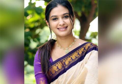 பத்த வைக்கும் பார்வைக்காரி வைஷ்ணவி