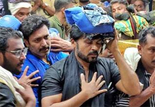 இருமுடி கட்டி சபரிமலை சென்ற நடிகர்கள் கார்த்தி, ரவி மோகன்