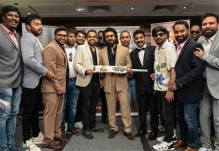 ராம் சரணுக்கு கிரிக்கெட் பேட்டை பரிசாக வழங்கிய இங்கிலாந்து ரசிகர்கள்