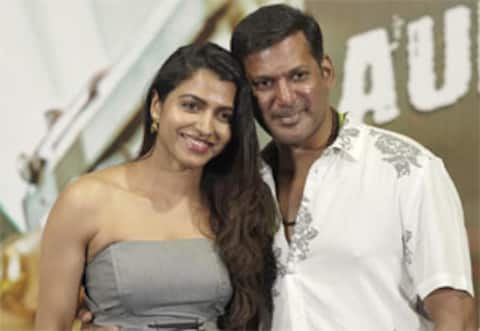 விஷால், சாய் தன்ஷிகா வயது வித்தியாசத்தை ஆராயும் ரசிகர்கள்!!