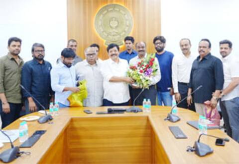 நீடிக்கும் ஸ்டிரைக் - அமைச்சர்களை சந்தித்த தெலுங்கு தயாரிப்பாளர்கள்