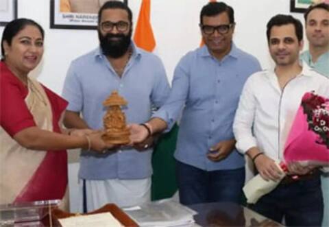 டில்லி முதல்வரை சந்தித்த காந்தாரா சாப்டர் 1 படக்குழு