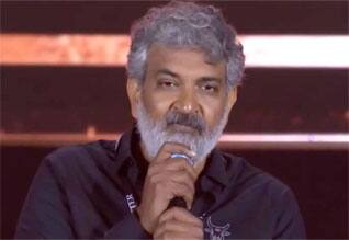 அனுமனை இழிவுபடுத்தி விட்டார் : ராஜமவுலி மீது போலீசில் புகார்