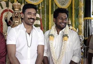 தனுசை ஆச்சரியப்பட வைத்த இயக்குனர் விக்னேஷ் ராஜா!