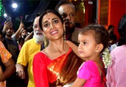 மகளின் பள்ளி விழாவில் பங்கேற்க மேக்கப்பை கலைக்காமல் படப்பிடிப்பிலிருந்து ஓடி வந்த ஸ்ரேயா