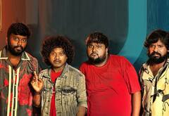 4 இடியட்ஸ் : ஒரே வீட்டுக்குள் நடக்கும் கதை