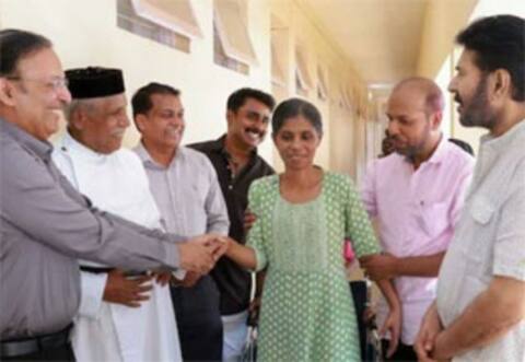 நிலச்சரிவில் கால் இழந்த பெண்ணுக்கு செயற்கைக்கால் மற்றும் சொந்த வீடு ; மம்முட்டி உதவி
