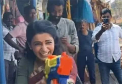 மா இன்டி பங்காரம் படப்பிடிப்பு தளத்தில் ஹோலி பண்டிகையை கொண்டாடிய சமந்தா
