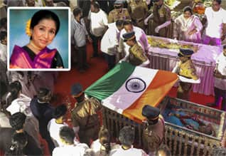 பாடகி ஆஷா போஸ்லே உடல் அரசு மரியாதையுடன் தகனம்