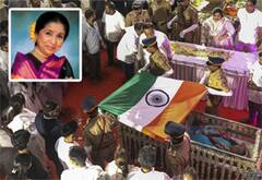 பாடகி ஆஷா போஸ்லே உடல் அரசு மரியாதையுடன் தகனம்