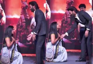 கர புரமோஷன் மேடையில் காலில் விழுந்த ரசிகை ; பதறிய தனுஷ்