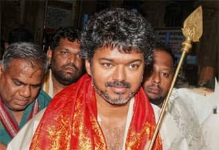திருச்செந்தூர் கோயிலில் வேல் ஏந்தி விஜய் வழிபாடு : எதிரிகளை வீழ்த்த சத்ரு சம்ஹார யாக பூஜை