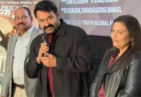 அமெரிக்காவில் மனைவியுடன் படம் பார்த்த மோகன்லால்