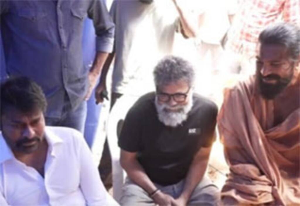 பெத்தி படப்பிடிப்பு தளத்திற்கு இயக்குனர் சுகுமாருடன் விசிட் அடித்த சிரஞ்சீவி
