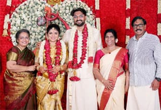 லவ் டுடே நடிகை ரவீனா ரவி திருமணம்; மலையாள இயக்குனர் தேவனை கரம்பிடித்தார்