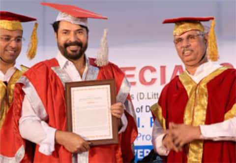 கேரள கவர்னரிடமிருந்து கவுரவ முனைவர் பட்டம் பெற்ற மம்முட்டி
