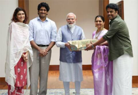 மகளுக்கு திருமணம் : பிரதமருக்கு அழைப்பு விடுத்த குஷ்பு, சுந்தர் சி