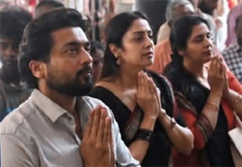ஜோதிகாவுடன் 18ம் படி கருப்பணசாமியை தரிசனம் செய்த சூர்யா!