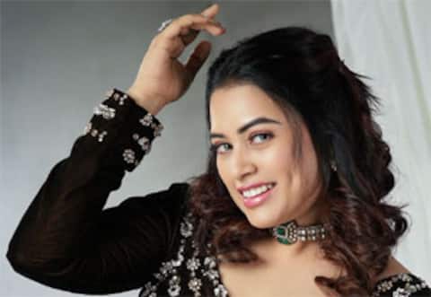 ஆடை குறித்து நடிகை பரீனாவின் பளிச் பதில்
