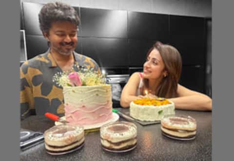 முதல்வர் விஜய் பிறந்தநாள், அவருடன் கேக் வெட்டி கொண்டாடிய திரிஷா
