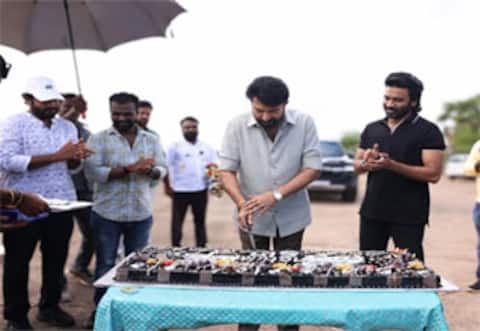 பத்மபூஷன் விருது பெற்ற மம்முட்டி : ஓம் படப்பிடிப்பில் கேக் வெட்டி கொண்டாட்டம்